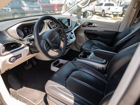 Used 2022 Chrysler Pacifica Touring-L image 20