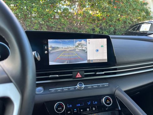 Used 2025 Hyundai Elantra Limited image 17