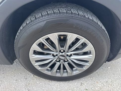 Used 2025 Cadillac XT4 Premium Luxury FWD image 29