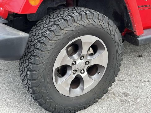 Used 2017 Jeep Wrangler Unlimited Sahara w/ Max Tow Package image 9