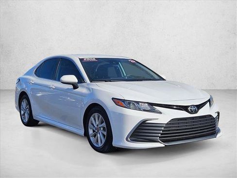 Used 2022 Toyota Camry LE image 3