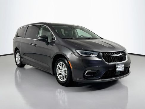 Used 2023 Chrysler Pacifica Touring-L FWD image 4