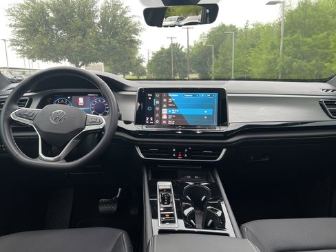 Used 2024 Volkswagen Atlas Cross Sport SE w/ Panoramic Sunroof Package image 26