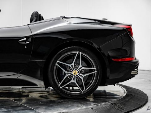 Used 2016 Ferrari California T image 8