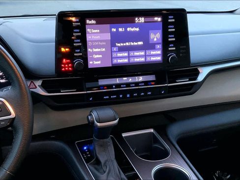Used 2023 Toyota Sienna XLE FWD image 7