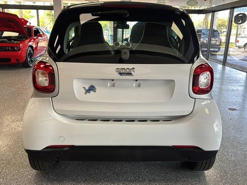 Used 2017 smart fortwo pure RWD image 4