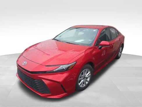 Used 2025 Toyota Camry LE image 2