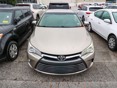 Used 2016 Toyota Camry LE image 5