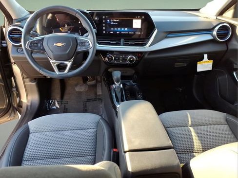 Used 2025 Chevrolet Trax LT w/ Driver Confidence Package FWD image 13