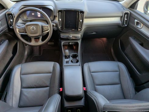 Used 2025 Volvo XC40 B5 Core image 30