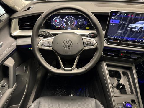 New 2026 Volkswagen Tiguan SE FWD image 13