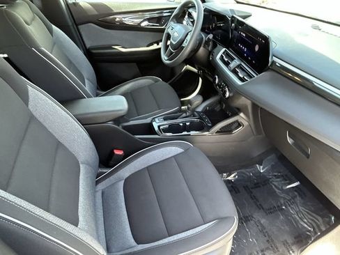 Used 2025 Chevrolet TrailBlazer LS FWD image 12