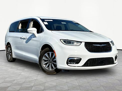 Used 2022 Chrysler Pacifica Touring-L w/ Uconnect Theater Family Group FWD image 3