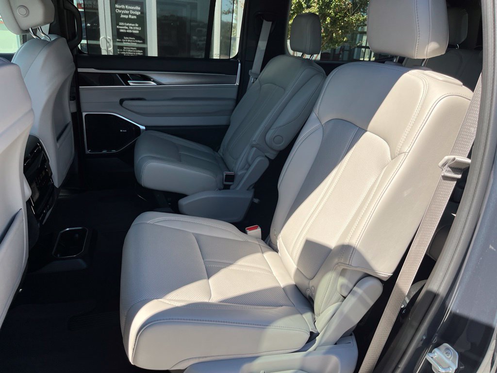 Used 2025 Jeep Wagoneer Series III w/ Premium Group I AWD/4WD image 18