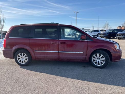 Used 2016 Chrysler Town & Country Touring image 11