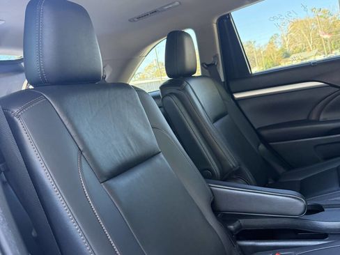 Used 2019 Toyota Highlander SE image 16