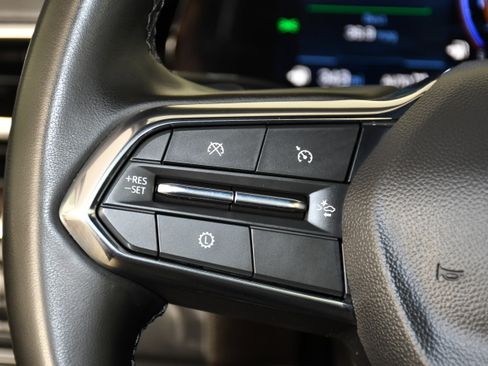 Used 2025 Chevrolet Suburban Z71 image 21