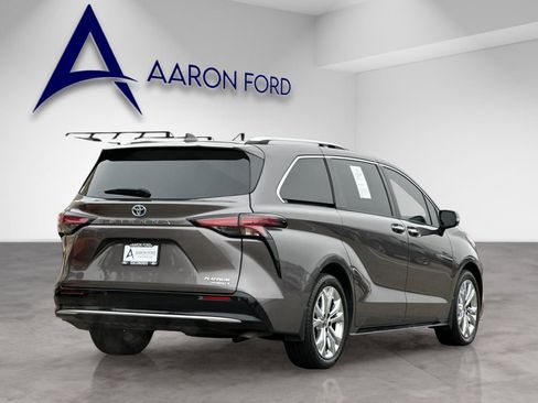 Used 2023 Toyota Sienna Platinum FWD image 6