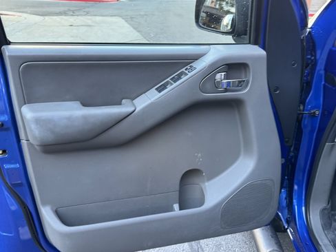 Used 2012 Nissan Frontier SL w/ Moonroof Pkg AWD/4WD image 19