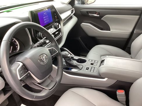 Certified 2023 Toyota Highlander XLE image 25