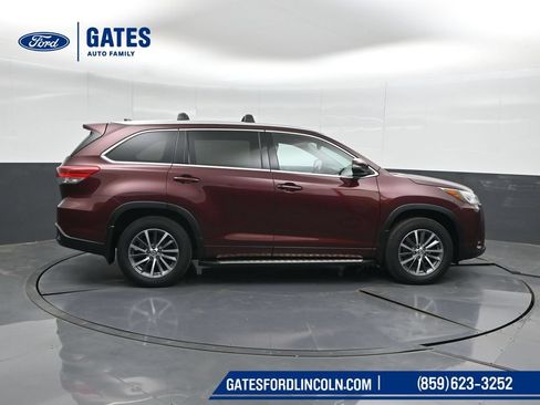 Used 2017 Toyota Highlander XLE AWD/4WD image 3
