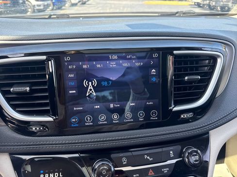 Used 2018 Chrysler Pacifica Limited FWD image 32