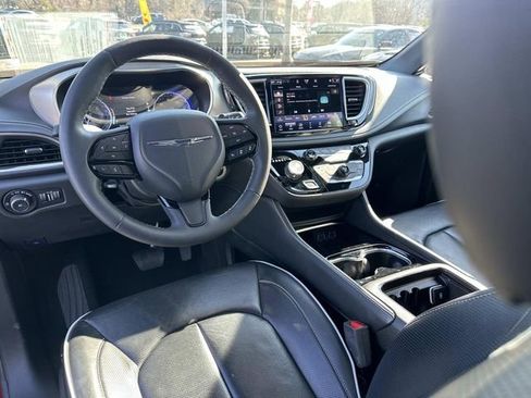 Used 2023 Chrysler Pacifica Limited w/ S Appearance Package image 24