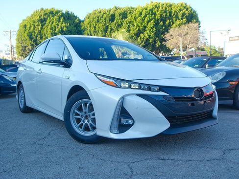 Used 2017 Toyota Prius Prime Advanced image 3