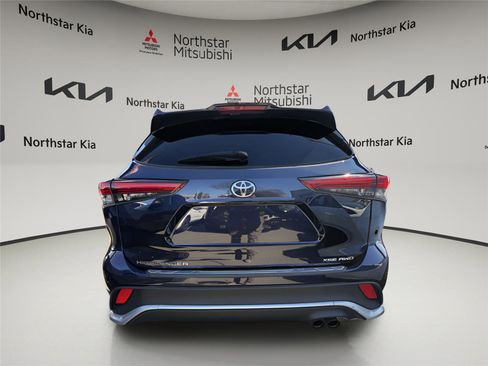 Used 2022 Toyota Highlander XSE AWD/4WD image 4