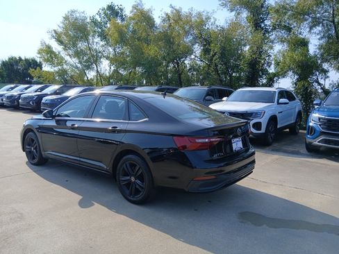 Used 2024 Volkswagen Jetta SE w/ Panoramic Sunroof Package FWD image 5