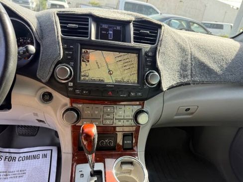 Used 2012 Toyota Highlander Limited w/ Tow Pkg FWD image 14
