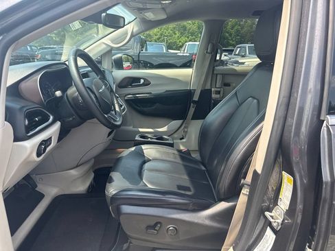 Used 2021 Chrysler Voyager Lxi w/ Cold Weather Group FWD image 3