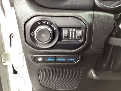 Used 2022 Jeep Wrangler Unlimited Sahara w/ Cold Weather Group AWD/4WD image 23