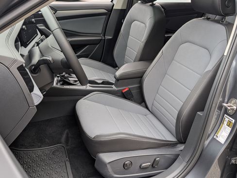 Used 2025 Volkswagen Jetta SE w/ Sunroof Package FWD image 17
