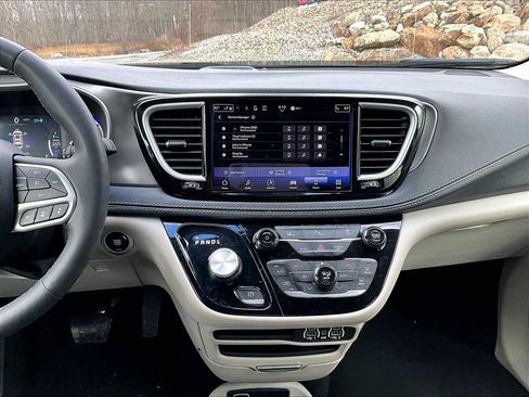 Used 2023 Chrysler Pacifica Touring-L image 30