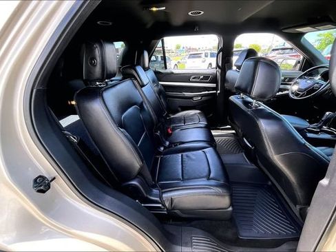 Used 2017 Ford Explorer XLT w/ Equipment Group 202A FWD image 22