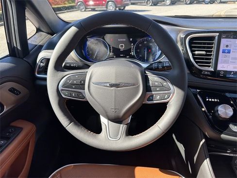 Used 2024 Chrysler Pacifica Pinnacle w/ Trailer Tow Group image 22