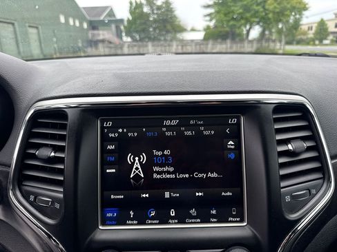 Used 2018 Jeep Grand Cherokee Altitude AWD/4WD image 21