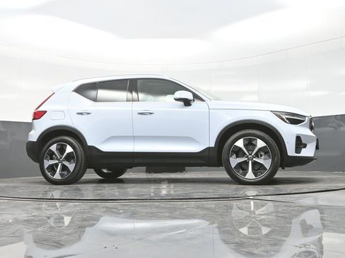 Used 2025 Volvo XC40 B5 Plus image 27