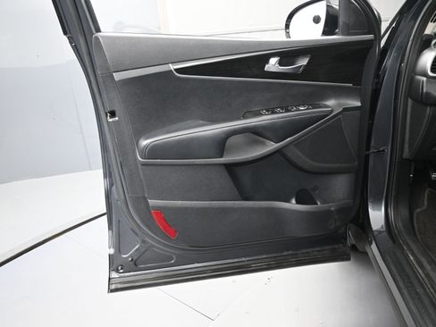 Used 2020 Kia Sorento LX image 16