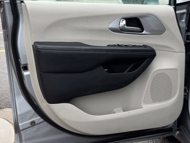 Used 2019 Chrysler Pacifica Touring Plus FWD image 9
