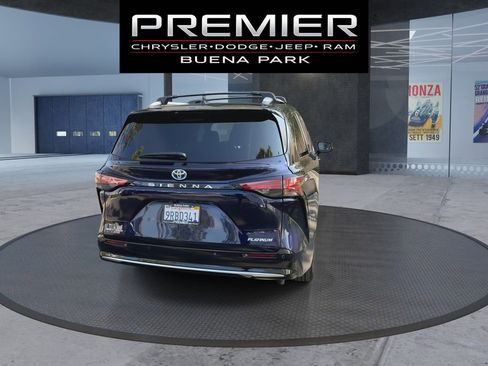 Used 2025 Toyota Sienna Platinum image 7