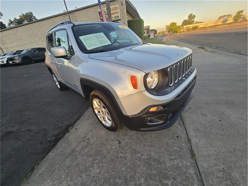 Used 2018 Jeep Renegade Latitude w/ Cold Weather Group FWD image 4