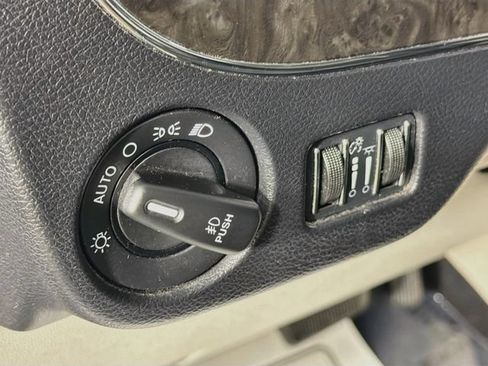Used 2016 Chrysler Town & Country Touring FWD image 10
