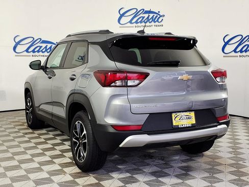 Used 2025 Chevrolet TrailBlazer LT FWD image 2