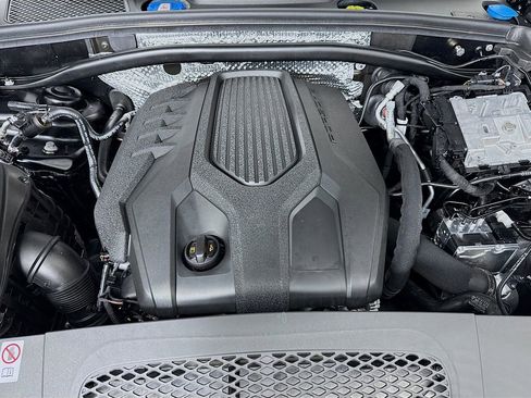 Certified 2025 Porsche Macan image 33