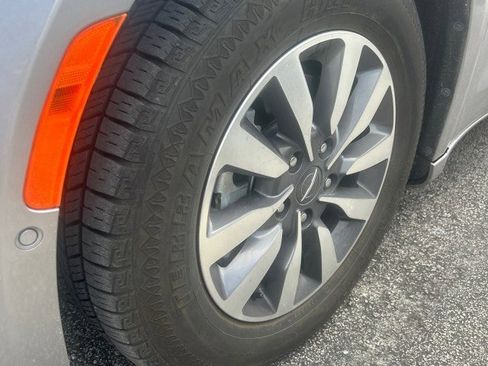 Used 2021 Chrysler Pacifica Touring-L image 5