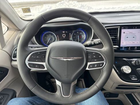 Used 2024 Chrysler Pacifica Touring-L image 36