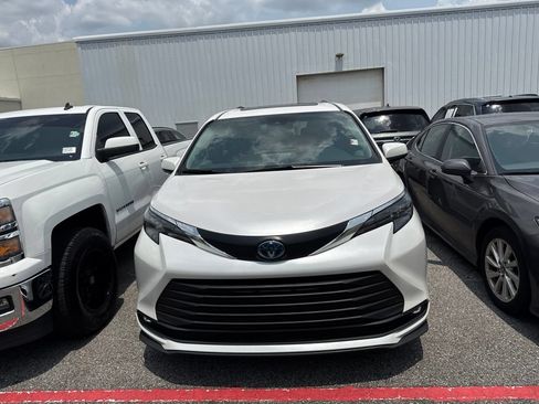 Used 2025 Toyota Sienna XLE w/ XLE Plus Package FWD image 2