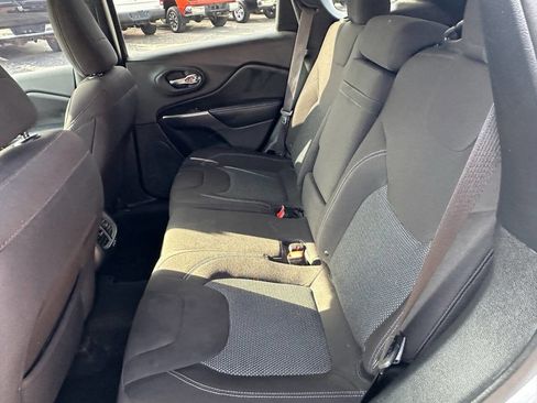 Used 2019 Jeep Cherokee Latitude w/ Popular Appearance Group image 12